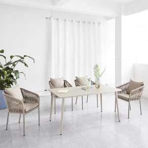Bộ bàn ghế sân vườn 5 món đan dây rope, nệm ngồi và gối tựa màu be, thiết kế hiện đại