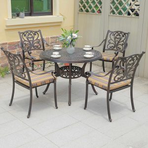 Bộ bàn ghế ngoài trời nhôm đúc 4 ghế hoa văn trái tim, nệm sọc vàng nâu, bàn tròn