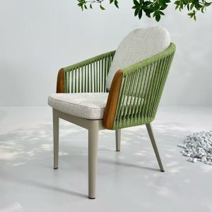 Cận cảnh ghế rope xanh lá, nệm dày, tựa lưng êm ái, tay vịn gỗ sang trọng