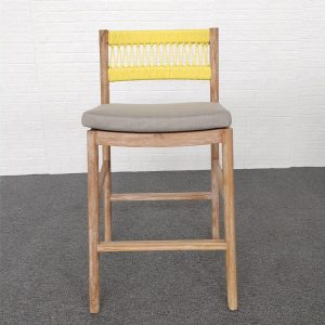 Ghế bar ngoài trời hiện đại, khung gỗ teak, tựa dây vàng, nệm ghi xám đặt trên nền thảm