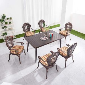 Bộ bàn ghế nhôm đúc ngoài trời 6 ghế tựa lưng hoa văn cổ điển, bàn chữ nhật, nệm sọc nhiều màu, chụp trong nhà
