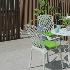 Cận cảnh ghế nhôm đúc ngoài trời, nệm ngồi xanh lá, thiết kế sang trọng