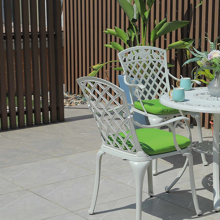 Cận cảnh ghế nhôm đúc ngoài trời, nệm ngồi xanh lá, thiết kế sang trọng