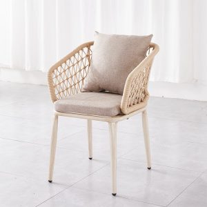Ghế ngoài trời đan dây rope, nệm và gối màu nâu nhạt, phong cách hiện đại