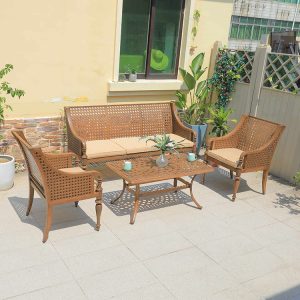 Bộ sofa sân vườn nhôm đúc, nệm be, chụp góc nghiêng ngoài trời