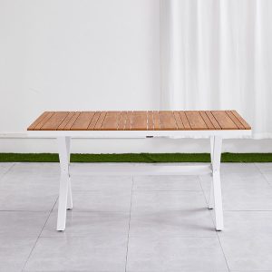 Bàn ngoài trời mặt gỗ, khung nhôm trắng, thiết kế chắc chắn