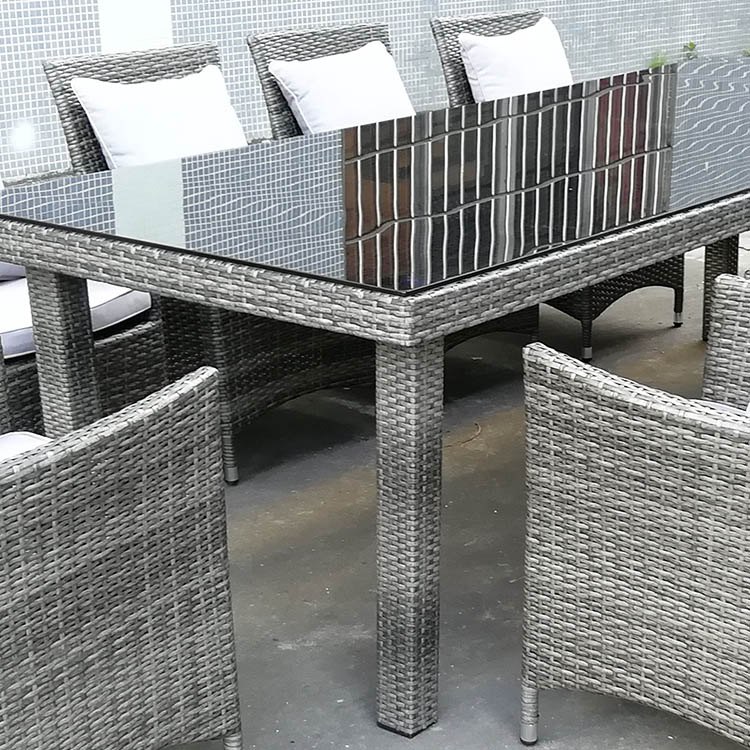 Cận cảnh mặt bàn kính cường lực và khung nhựa giả mây đan tay chắc chắn