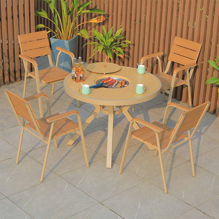 Bộ bàn ghế sân vườn nhôm 4 ghế nan gỗ, bàn tròn tích hợp bếp nướng BBQ, góc nhìn gần