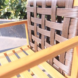Cận cảnh lưng ghế đan dây rope bản lớn chắc chắn, khung nhôm giả gỗ