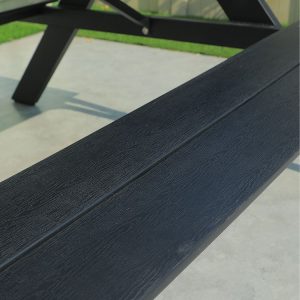 Chi tiết vân gỗ trên bề mặt ghế nhựa giả gỗ màu đen