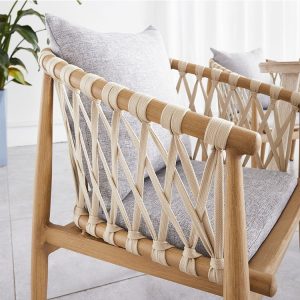 Cận cảnh ghế sân vườn khung giả gỗ đan dây rope, nệm và gối màu ghi