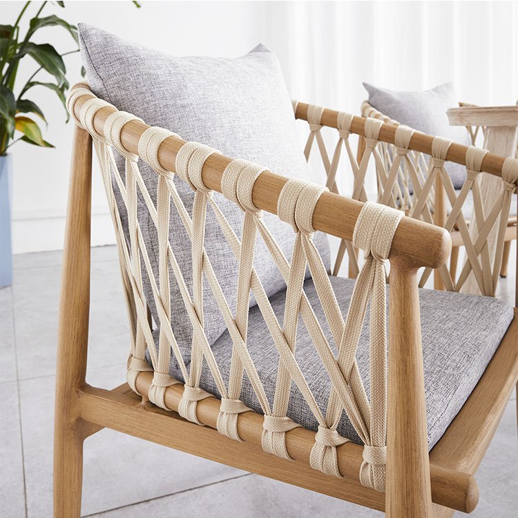 Cận cảnh ghế sân vườn khung giả gỗ đan dây rope, nệm và gối màu ghi