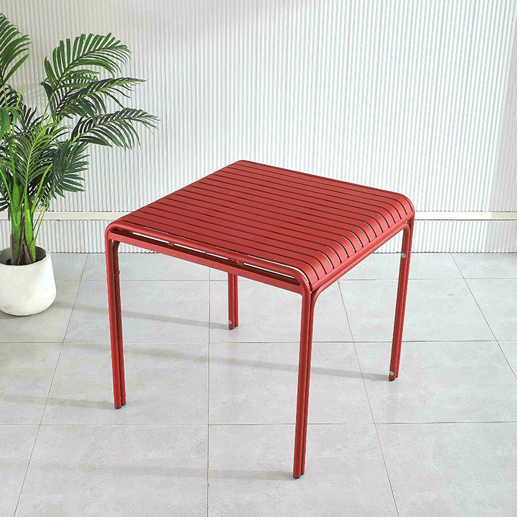 Bàn vuông nhôm sơn tĩnh điện màu đỏ, phù hợp dùng ngoài trời, dễ vệ sinh