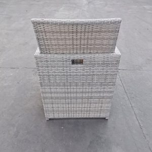 Mặt sau ghế nhựa giả mây ngoài trời, tay cầm tiện di chuyển