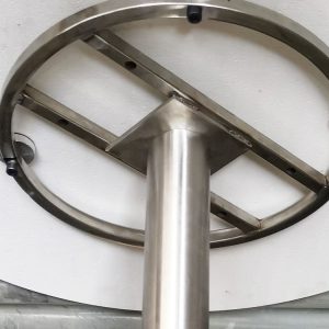 Cận cảnh khung chân inox phía dưới mặt bàn tròn đá nhân tạo