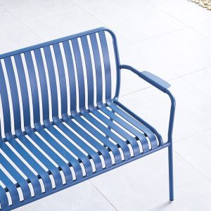 Chi tiết tay vịn và phần tựa lưng ghế băng nhôm ngoài trời màu xanh dương