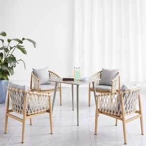 Bộ bàn ghế ngoài trời khung nhôm giả gỗ, đan dây rope bản lớn, nệm màu ghi, 4 ghế 1 bàn vuông