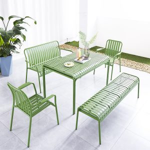 Bộ bàn ghế sân vườn nhôm màu xanh lá, gồm bàn, ghế đơn và ghế băng dài, thiết kế trẻ trung