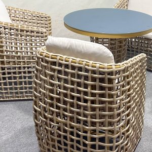Cận cảnh ghế đơn đan dây nhựa giả mây bản lớn, nệm dày êm ái