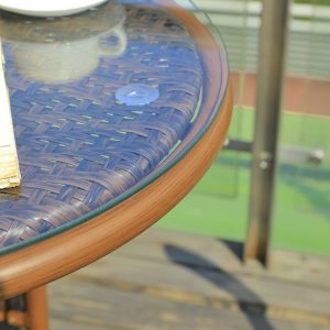 Chi tiết mặt bàn kính cường lực và lớp đan nhựa giả mây bền đẹp
