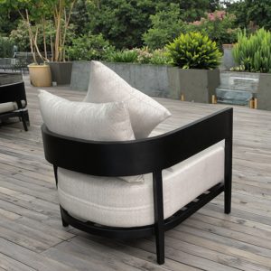 Góc nhìn sau ghế đơn sofa ngoài trời, thiết kế bo cong hiện đại