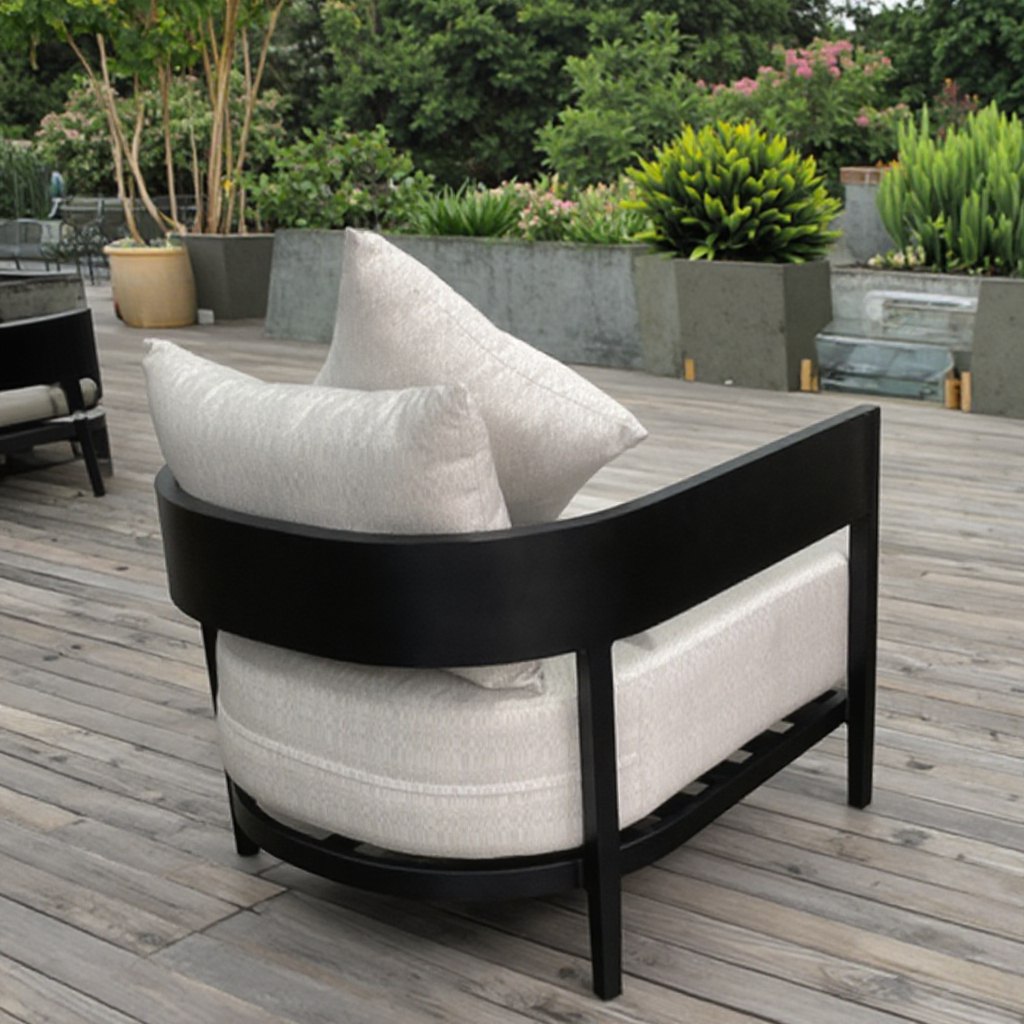 Góc nhìn sau ghế đơn sofa ngoài trời, thiết kế bo cong hiện đại