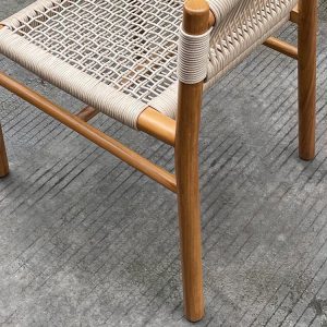 Cận cảnh mặt ngồi ghế dây rope đan thủ công, khung gỗ teak chắc chắn
