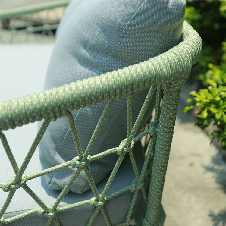 Chi tiết đan dây rope thủ công trên sofa sân vườn, nệm tựa màu xanh nhạt