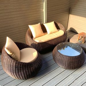 Bộ sofa sân vườn giả mây màu nâu đậm, đặt ngoài trời, nệm và gối màu kem sang trọng