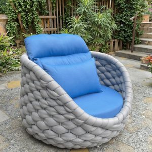 Ghế đơn ngoài trời đan dây rope màu xám, nệm xanh dương dày dặn, tựa lưng cao êm ái