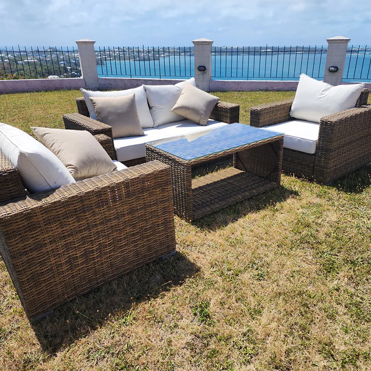 Bộ sofa sân vườn giả mây màu nâu, bàn trà mặt kính, thích hợp không gian ngoài trời thoáng đãng