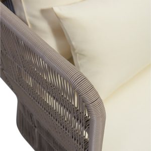 Cận cảnh tay vịn ghế sofa ngoài trời đan dây nhựa giả mây, nệm kem