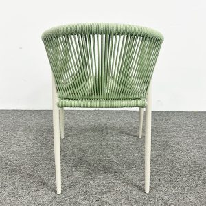 Ghế sân vườn dây rope xanh pastel nhìn từ phía sau, khung nhôm chắc chắn