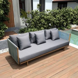 Ghế sofa ngoài trời 3 chỗ, khung nhôm, dây rope, nệm ghi xám, đặt cạnh hồ bơi nhỏ