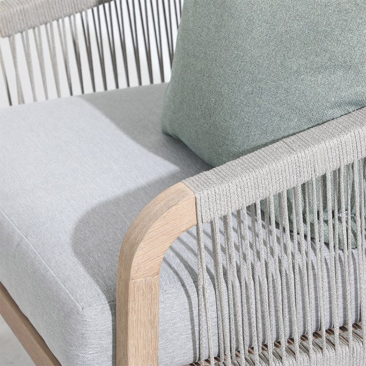 Chi tiết tay ghế sofa ngoài trời gỗ teak đan dây rope, nệm ngồi êm ái