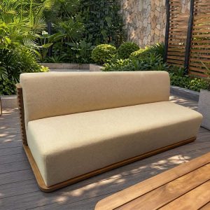 Sofa dài ngoài trời gỗ teak, nệm vàng nhạt, thiết kế tối giản, hiện đại