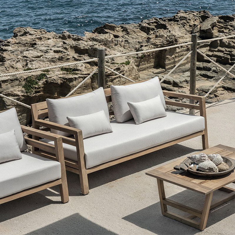 Bộ sofa ngoài trời khung gỗ teak, nệm trắng kem, bàn trà gỗ, view biển sang trọng