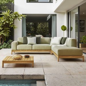 Sofa góc L ngoài trời màu xanh nhạt, khung gỗ teak, bàn trà nhỏ đồng bộ, phong cách tối giản