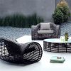 Sofa đơn và bàn trà kính tròn, đan dây nhựa giả mây, nệm dày, phù hợp sân vườn hiện đại.