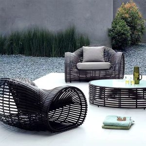 Sofa đơn và bàn trà kính tròn, đan dây nhựa giả mây, nệm dày, phù hợp sân vườn hiện đại.
