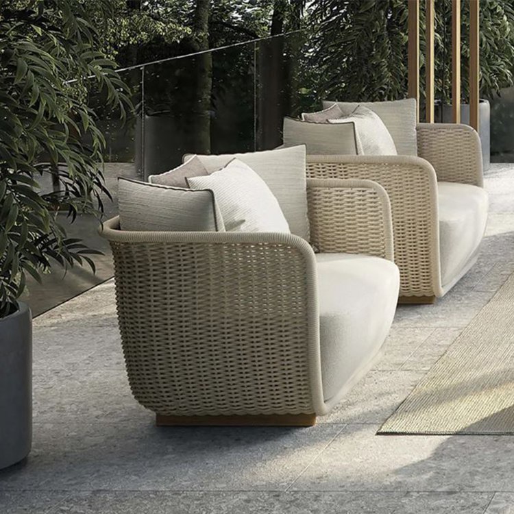 Hai ghế đơn sofa ngoài trời giả mây màu trắng kem, nệm dày, phù hợp không gian sân vườn