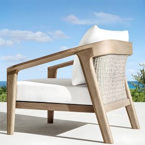 Cận cảnh ghế đơn ngoài trời, khung gỗ, đan dây nhựa giả mây phía sau