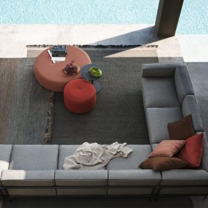 Bộ sofa ngoài trời chữ L nhìn từ trên xuống, bàn trà tròn bọc nệm, không gian cạnh hồ bơi