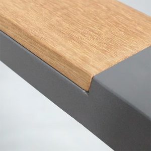 Cận cảnh tay vịn ghế ốp gỗ tự nhiên, hoàn thiện tinh tế cho nội thất sân vườn