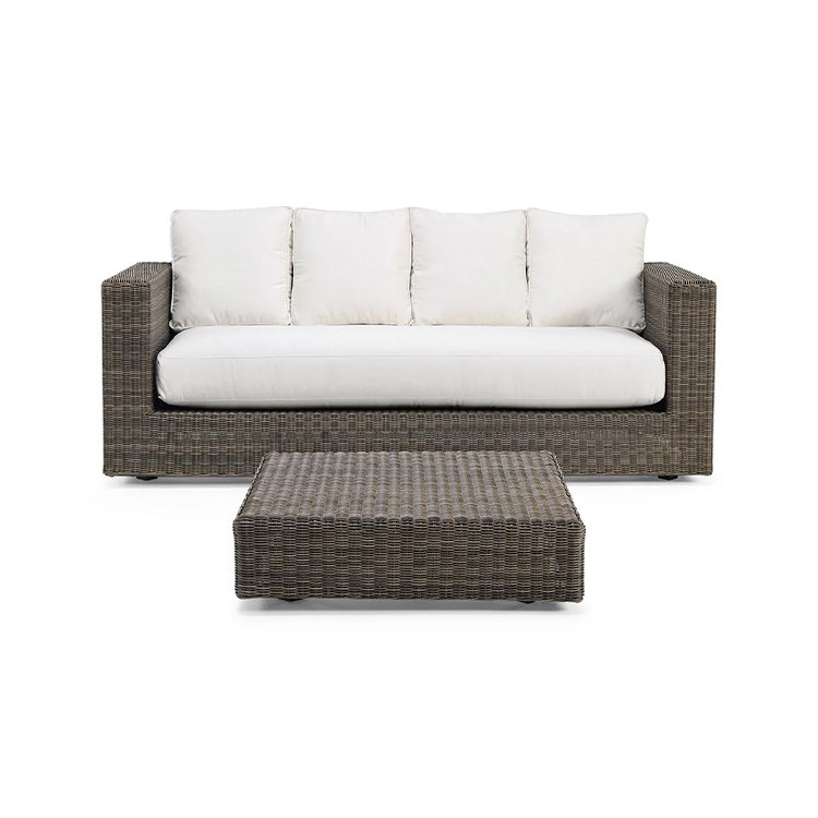 Sofa giả mây màu nâu xám, nệm trắng, bàn trà vuông, chụp nền trắng làm nổi bật sản phẩm
