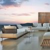 Bộ sofa sân vườn hiện đại, nệm trắng, khung gỗ, đan mây, bối cảnh hoàng hôn ngoài trời