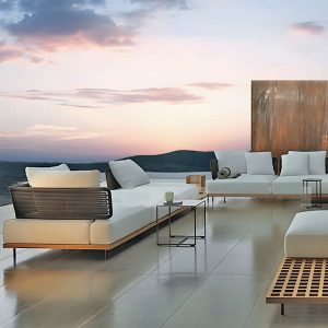 Bộ sofa sân vườn hiện đại, nệm trắng, khung gỗ, đan mây, bối cảnh hoàng hôn ngoài trời