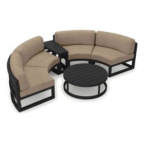 Bộ sofa sân vườn 3 ghế cong, nệm màu nâu be, bàn trà tròn và bàn phụ vuông, chụp trên nền trắng