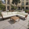 Sofa góc L ngoài trời, nệm kem, bàn trà vuông, sân biệt thự phong cách châu Âu