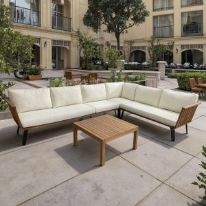 Sofa góc L ngoài trời, nệm kem, bàn trà vuông, sân biệt thự phong cách châu Âu